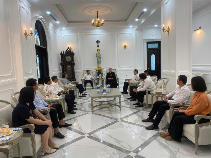 Lãnh đạo tỉnh Quảng Trị thăm Tổng Giám mục Tổng Giáo phận Huế