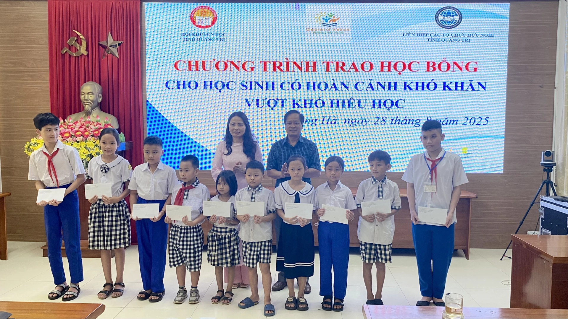 Ban tổ chức chương trình trao học bổng cho các em học sinh - Ảnh: MT