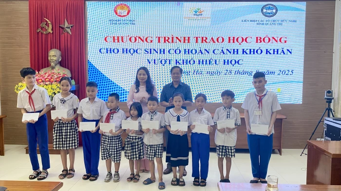Trao 100 suất học bổng cho học sinh vượt khó, hiếu học