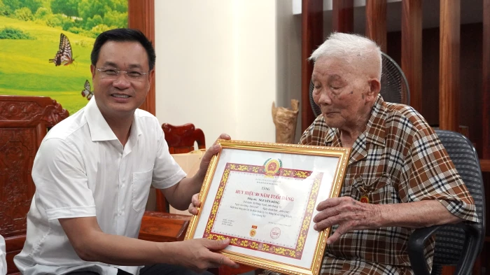 Bí thư Tỉnh ủy Lê Ngọc Quang thăm các đảng viên lão thành và người có công tiêu biểu