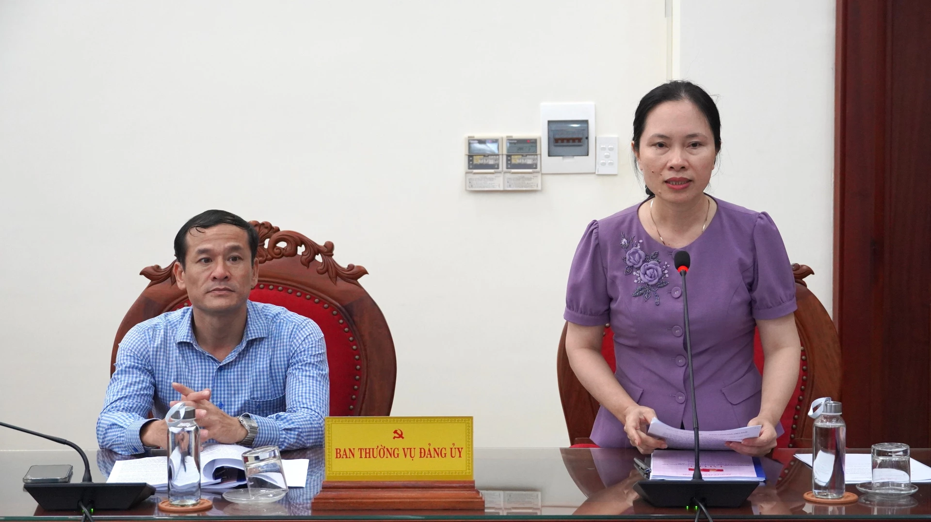 Thường trực Đảng ủy xã Trường Phú báo cáo công tác chuẩn bị đại hội - Ảnh: QV