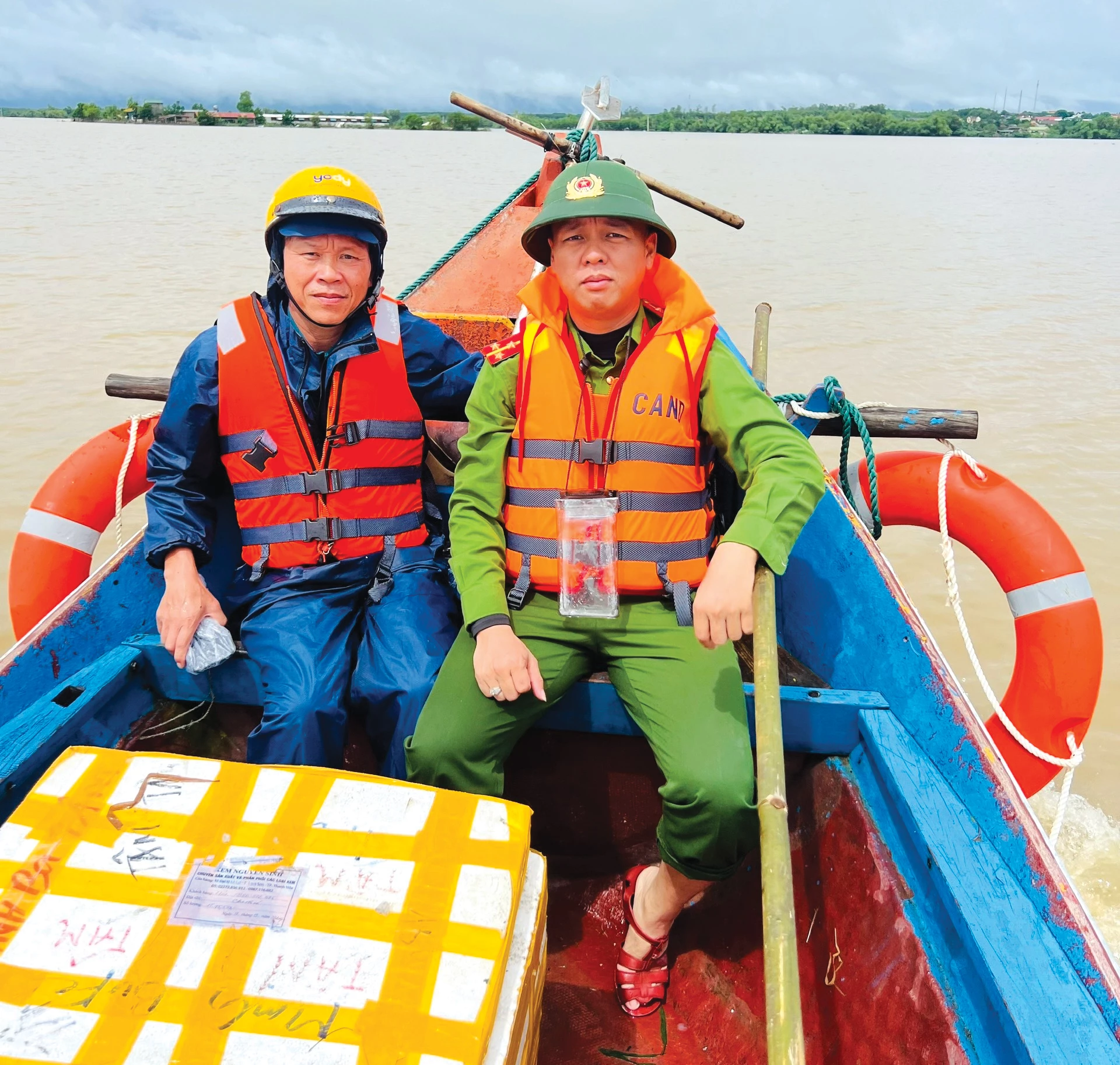 Thiếu tá Hoàng Ngọc Minh trực tiếp vào vùng lũ tiếp tế thực phẩm cho người dân xã Vĩnh Lâm, Vĩnh Long (cũ) vào năm 2024 - Ảnh: L.T
