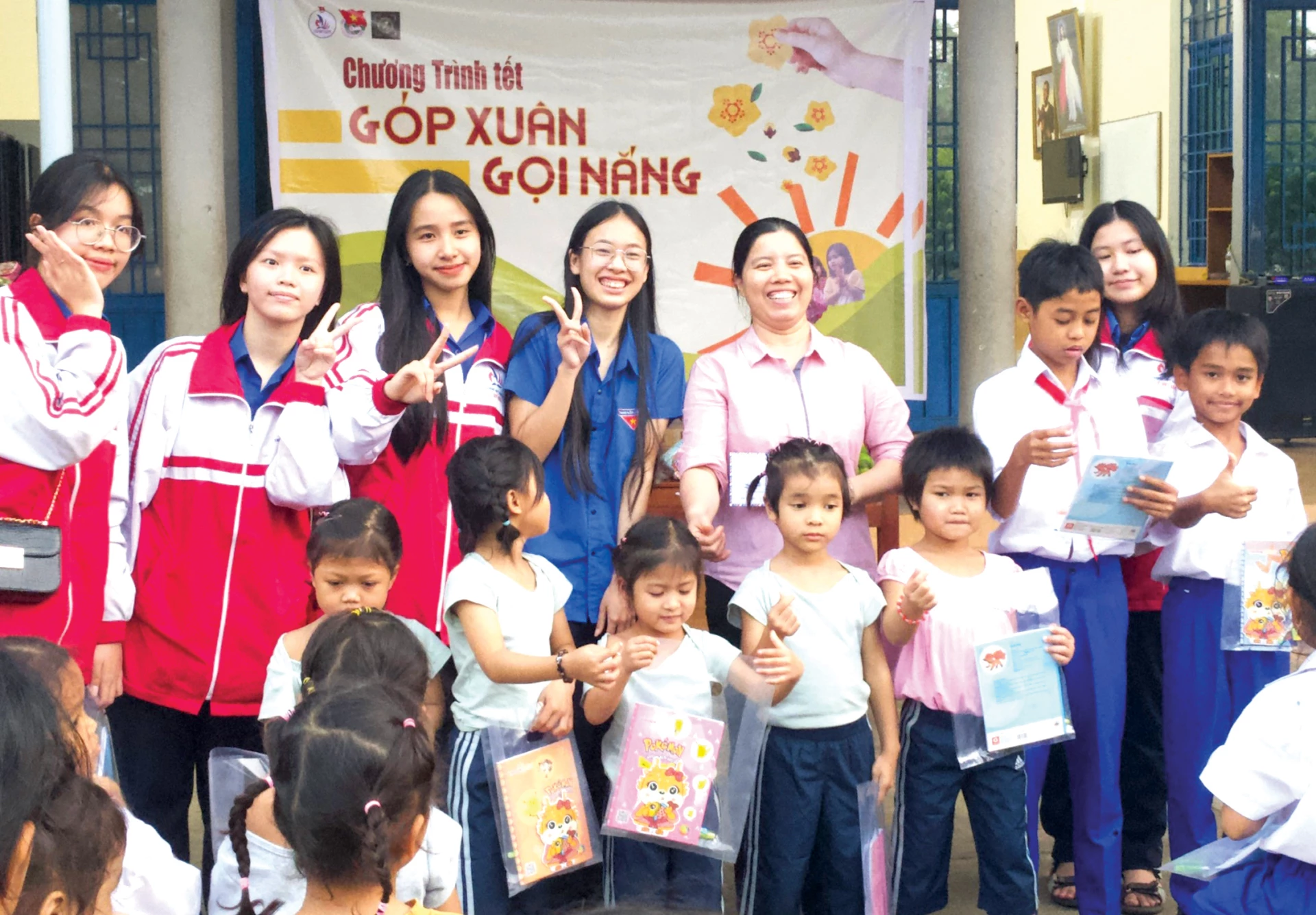 Trương Nguyễn Bảo Ngân (mặc áo đoàn thanh niên) cùng các thành viên tổ chức chương trình “Góp xuân gọi nắng” tại Mái ấm Phước Tuyền - Ảnh: T.T