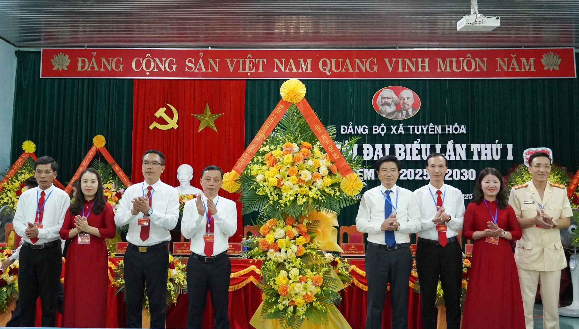 Trưởng Ban Tuyên giáo và Dân vận Tỉnh ủy Trương An Ninh tặng hoa chúc mừng đại hội. Ảnh: X.Phú