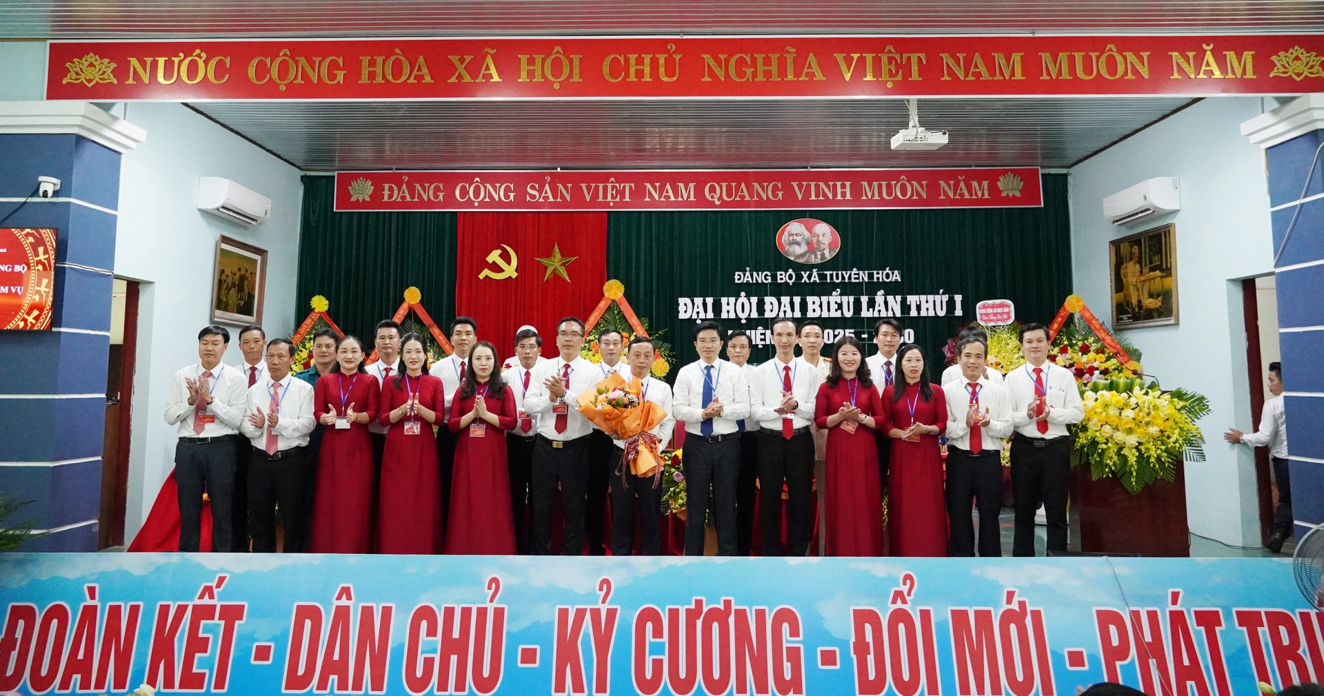 Trưởng Ban Tuyên giáo và Dân vận Tỉnh ủy Trương An Ninh tặng hoa chúc mừng Ban Chấp hành Đảng bộ xã Tuyên Hóa nhiệm kỳ 2025-2030. Ảnh: X.Phú