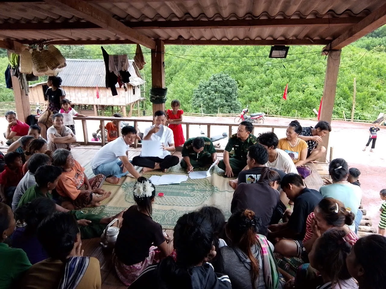 Việc trao quà được chuẩn bị chu đáo, tạo thuận lợi cho bà con - Ảnh: K.H
