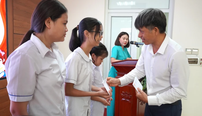 Phường Đồng Hới: Tiếp sức đến trường cho học sinh hoàn cảnh khó khăn