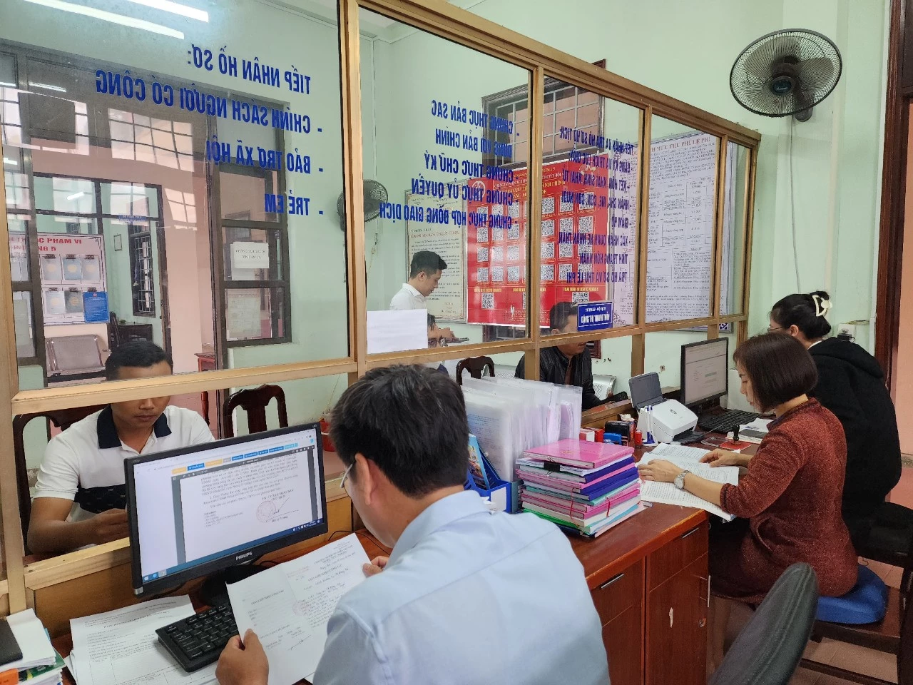 Cán bộ phường Nam Đông Hà giải quyết thủ tục hành chính cho người dân - Ảnh: H.N