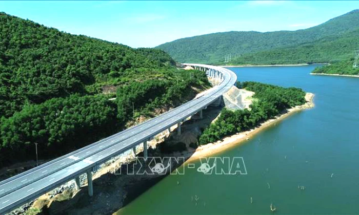 Thông xe toàn tuyến đường bộ cao tốc đoạn Vũng Áng-Bùng