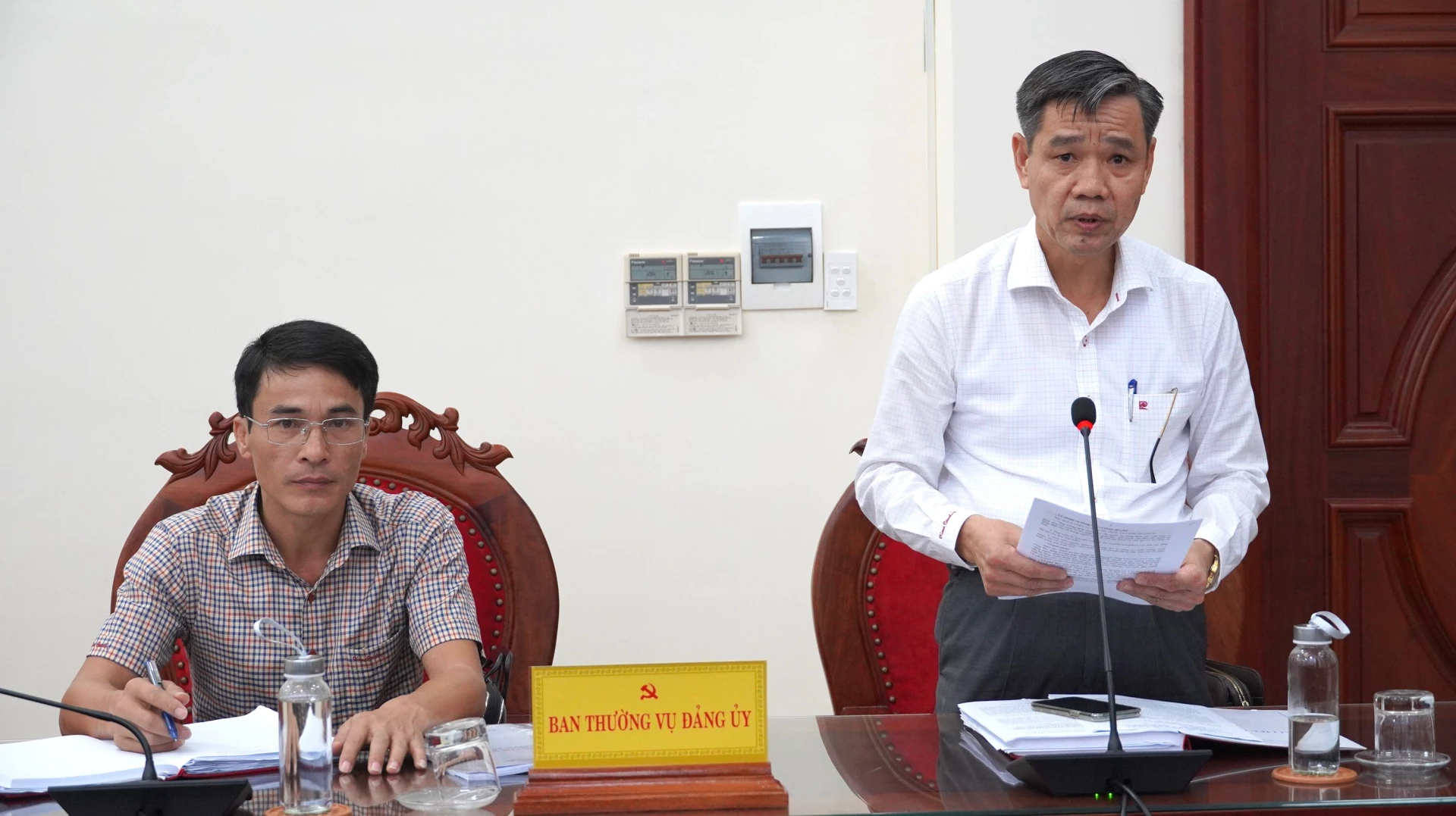 Thường trực Đảng ủy xã Trường Sơn báo cáo công tác chuẩn bị đại hội - Ảnh: QV