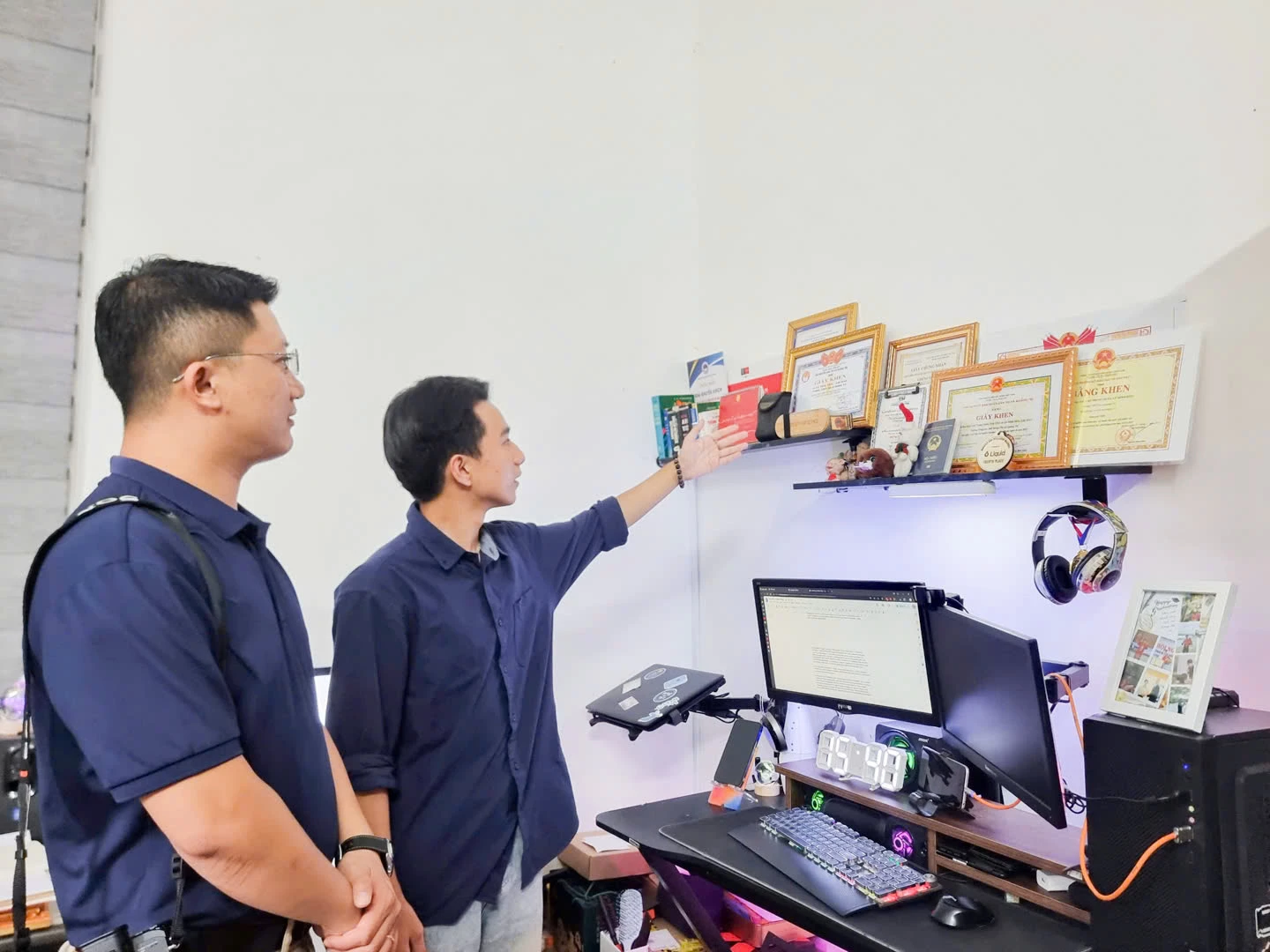 Lê Minh Hiếu giới thiệu các thành tích với tác giả - Ảnh: L.T 
