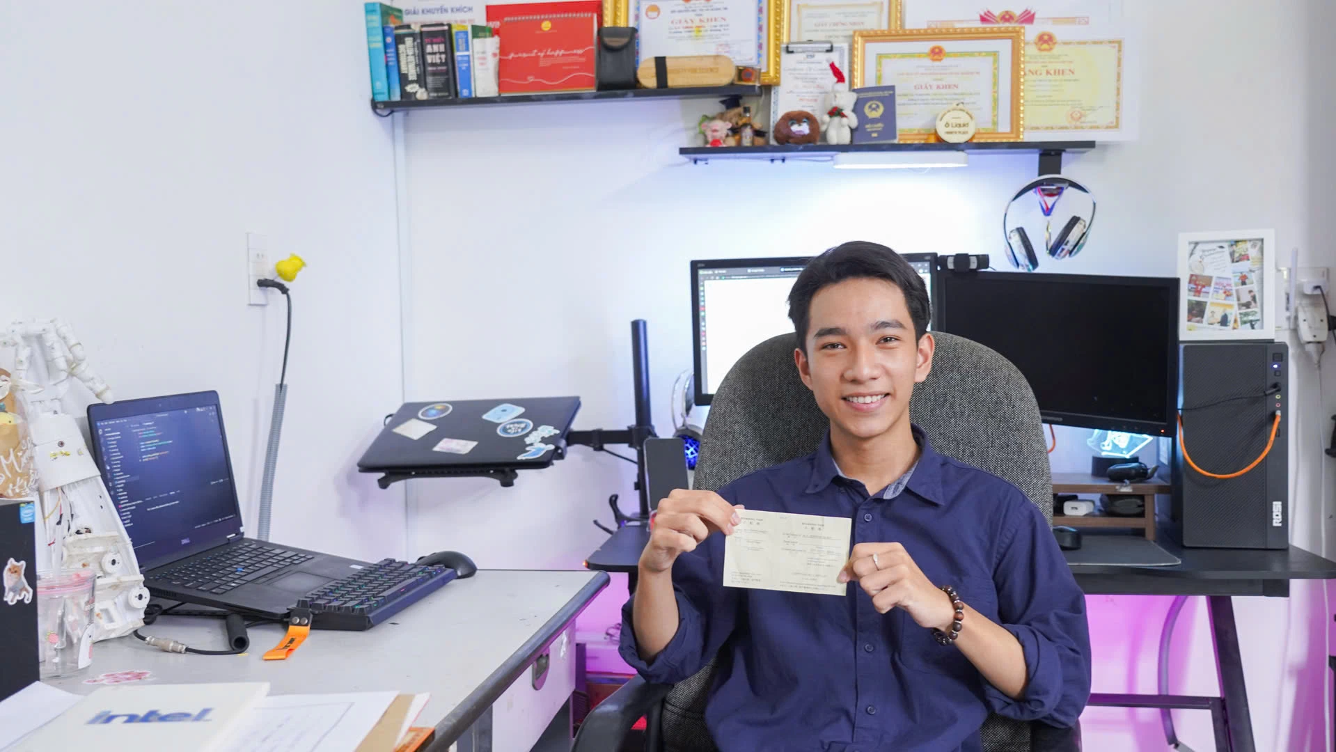 Lê Minh Hiếu tự hào vì được nhận tấm vé tham dự chuyến tàu Thanh niên Đông Nam Á - Nhật Bản -Ảnh: L.T 