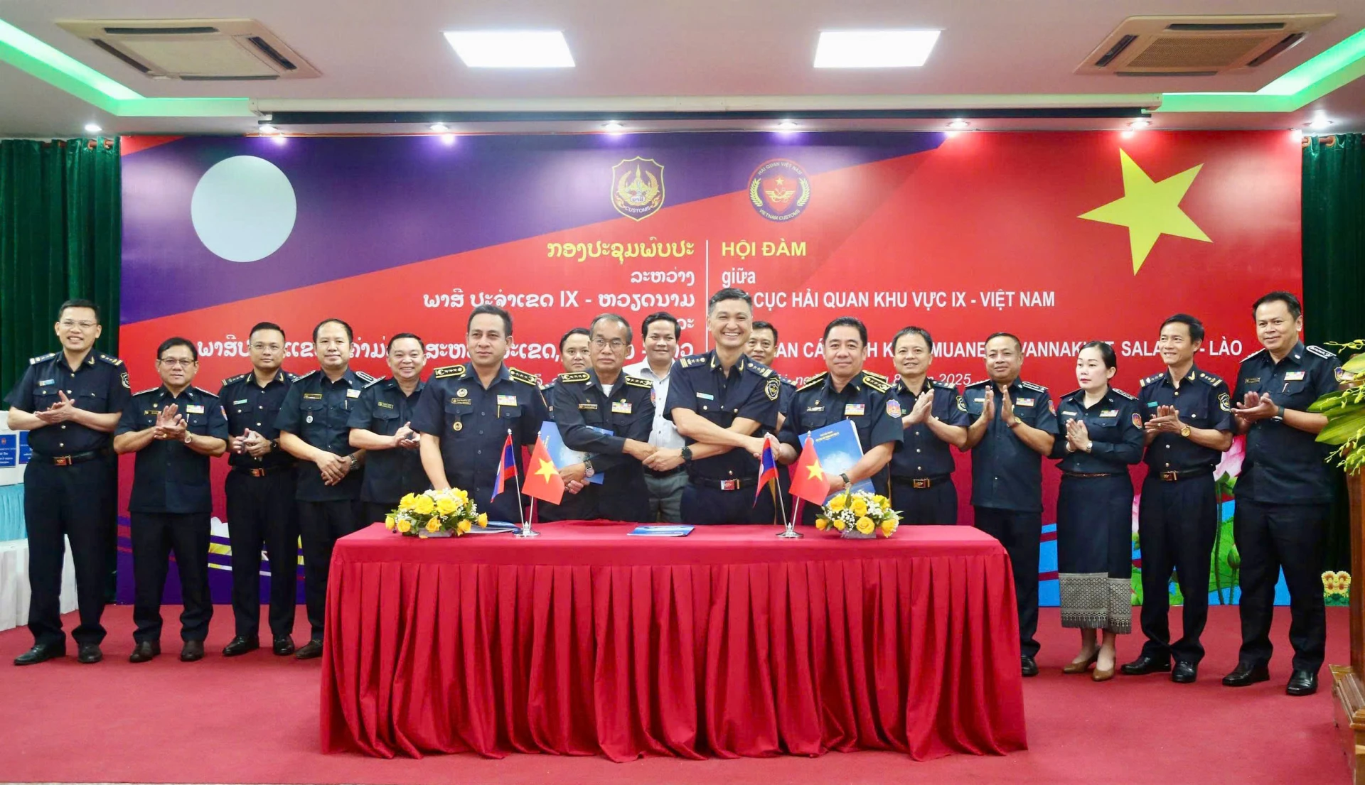 Lãnh đạo Chi cục Hải quan khu vực IX và Hải quan các tỉnh Khammuane, Savannakhet, Salavan ký kết biên bản hợp tác - Ảnh: M.Đ