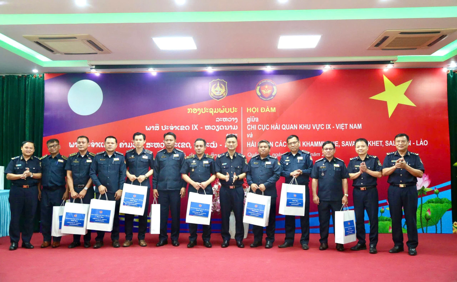 Chi cục Hải quan khu vực IX tặng quà cho Hải quan tỉnh Salavan - Ảnh: M.Đ