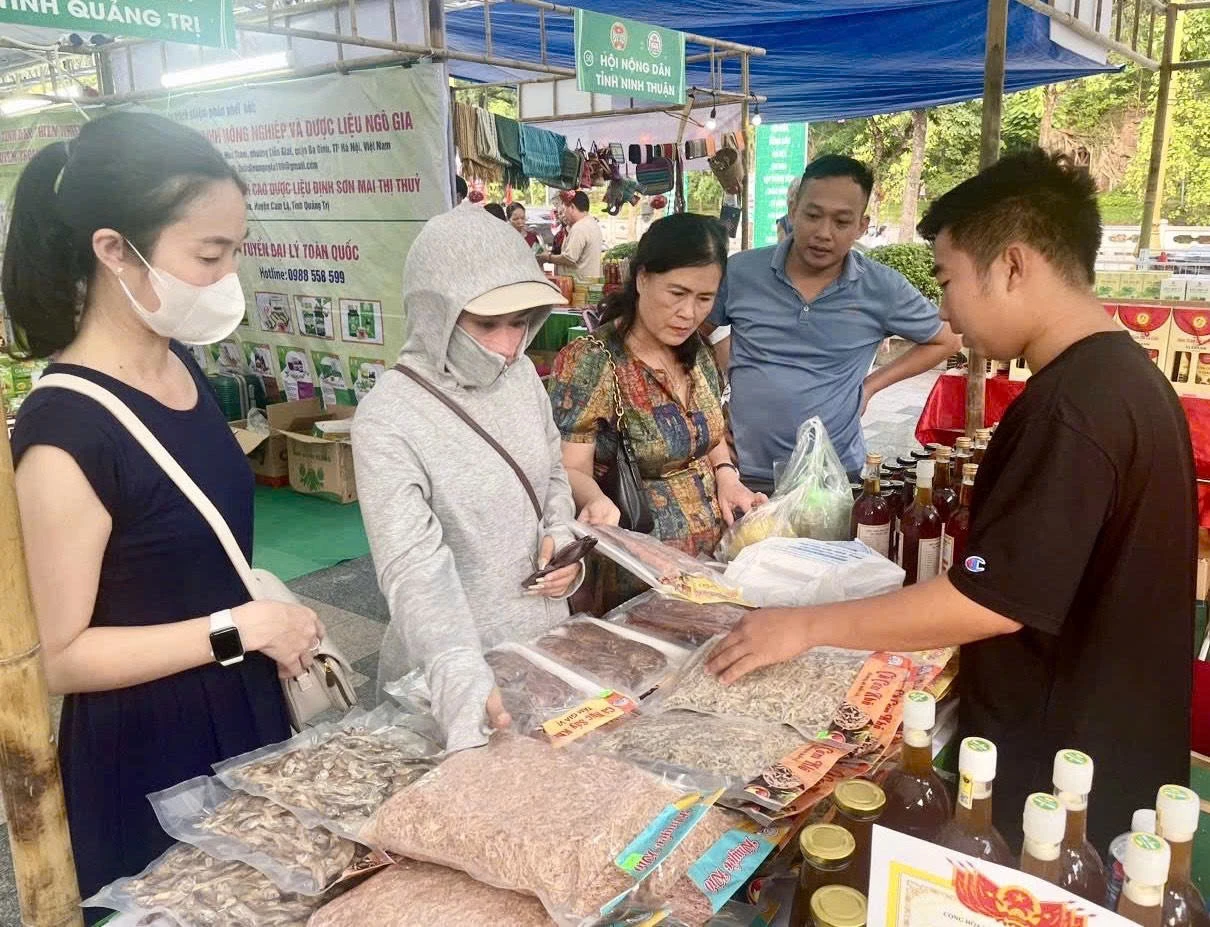 Sản phẩm của Hợp tác xã Thủy sản và kinh doanh tổng hợp Quang Tưởng nhiều lần được tham gia các hội chợ xúc tiến thương mại - Ảnh: T.A