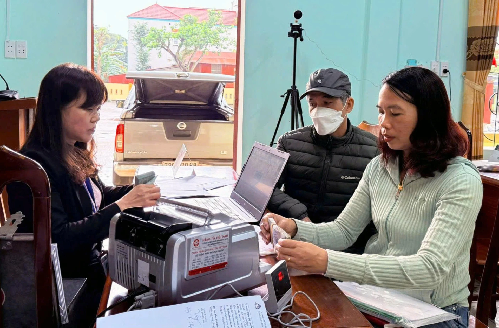 Cán bộ Phòng Giao dịch Ngân hàng Chính sách xã hội Lệ Thủy giải ngân vốn vay cho người dân - Ảnh: L.C