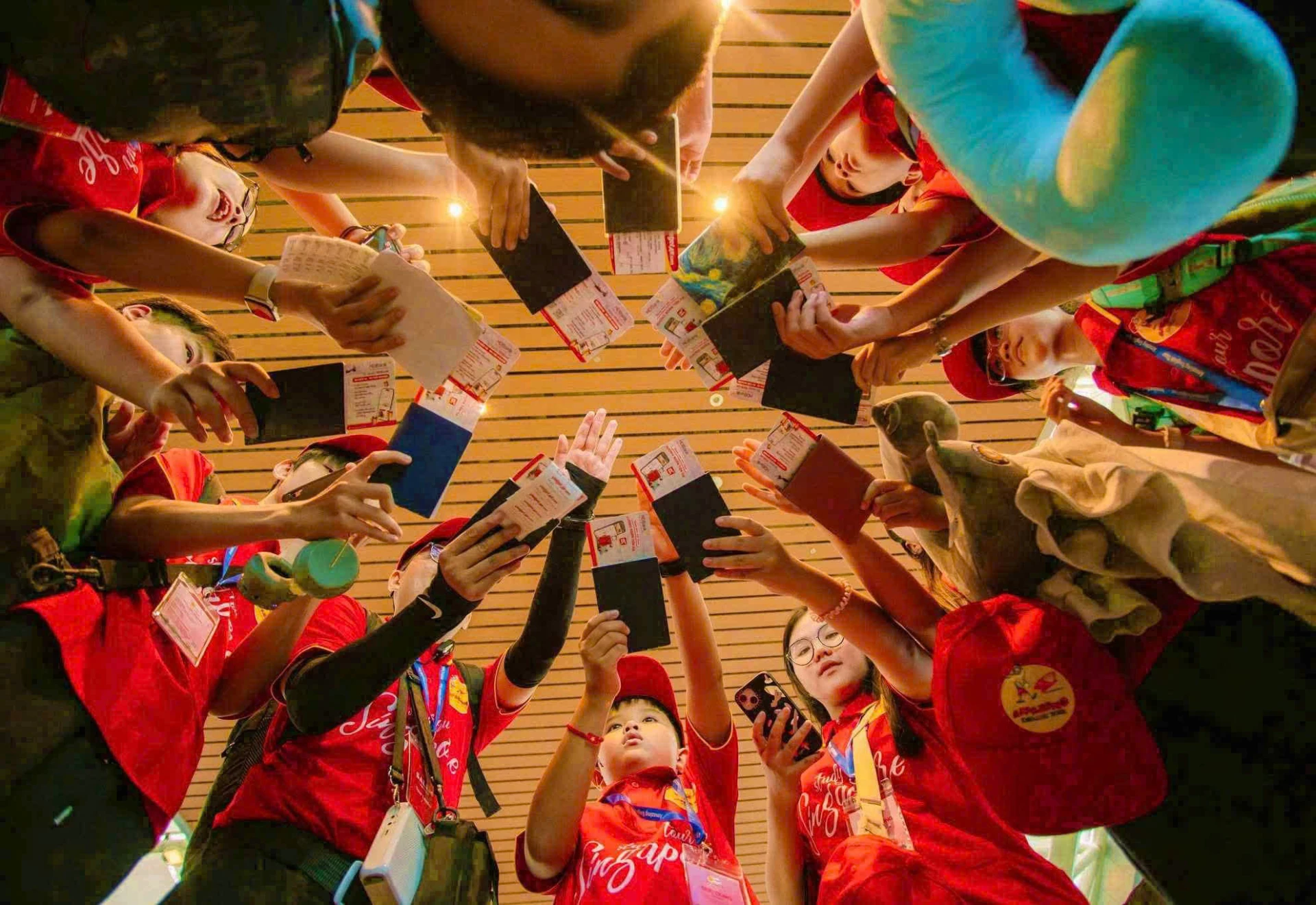 Các em học sinh tham gia Study Tour của AET chụp ảnh trước giờ lên đường - Ảnh: NVCC