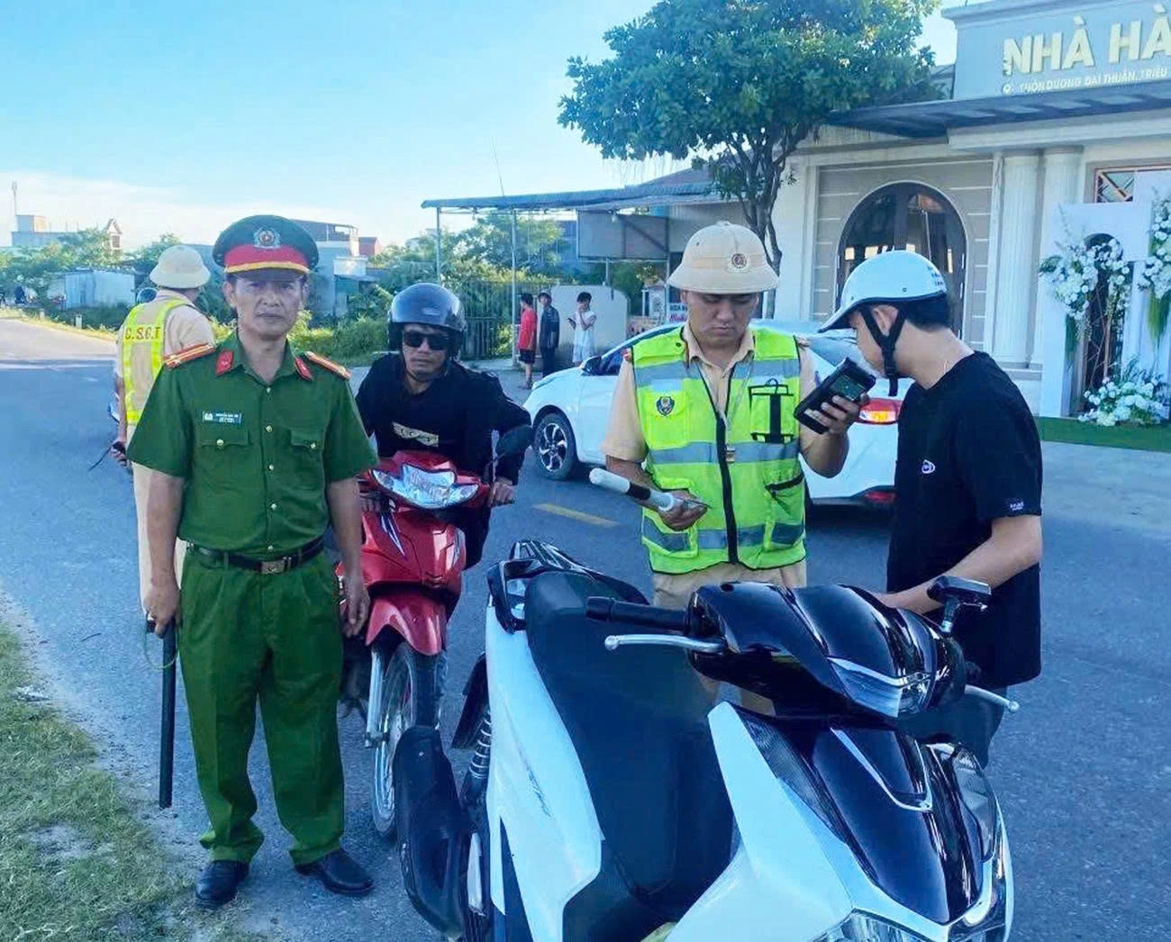 Công an xã Triệu Bình phối hợp với Phòng Cảnh sát giao thông đo nồng độ cồn -Ảnh: C.A