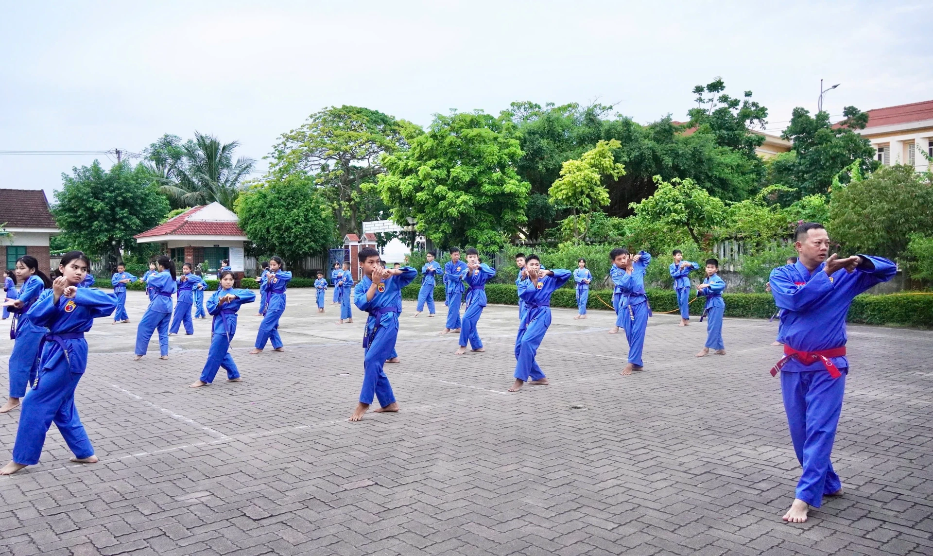 Anh Nguyễn Văn Tuyến truyền tình yêu võ thuật của mình cho các em nhỏ Làng trẻ em SOS Đồng Hới - Ảnh: T.A