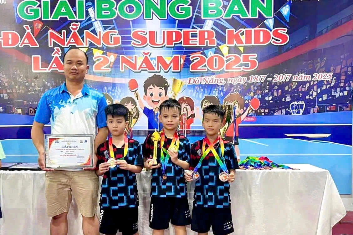 Anh Nguyễn Ngọc Linh và các thành viên CLB bóng bàn Đức Linh với niềm vui thi đấu thành công tại giải Bóng bàn Đà Nẵng Super Kids - Ảnh: N.L 