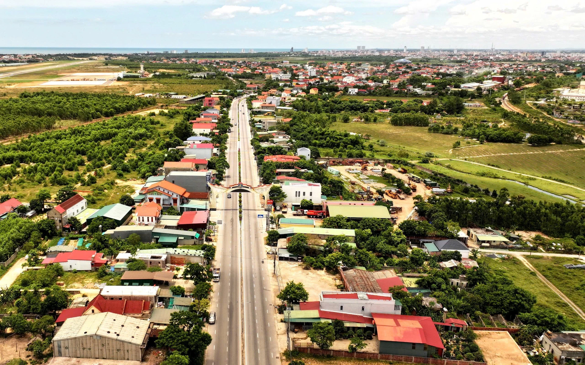 Đồng Thuận có đầy đủ tiềm năng hội tụ rừng và biển. Ảnh: H.T 