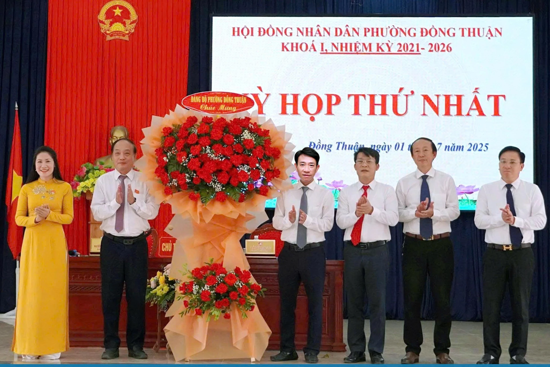 Bí thư Đảng ủy phường Đồng Thuận Nguyễn Nguyên Lực tặng hoa chúc mừng Thường trực HĐND và lãnh đạo UBND phường - Ảnh: H.T