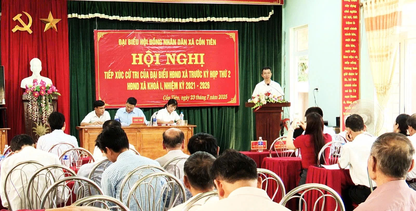 Bí thư Đảng ủy xã Cồn Tiên Nguyễn Thành Tỵ tiếp thu, giải trình kiến nghị của cử tri -Ảnh: H.N.K