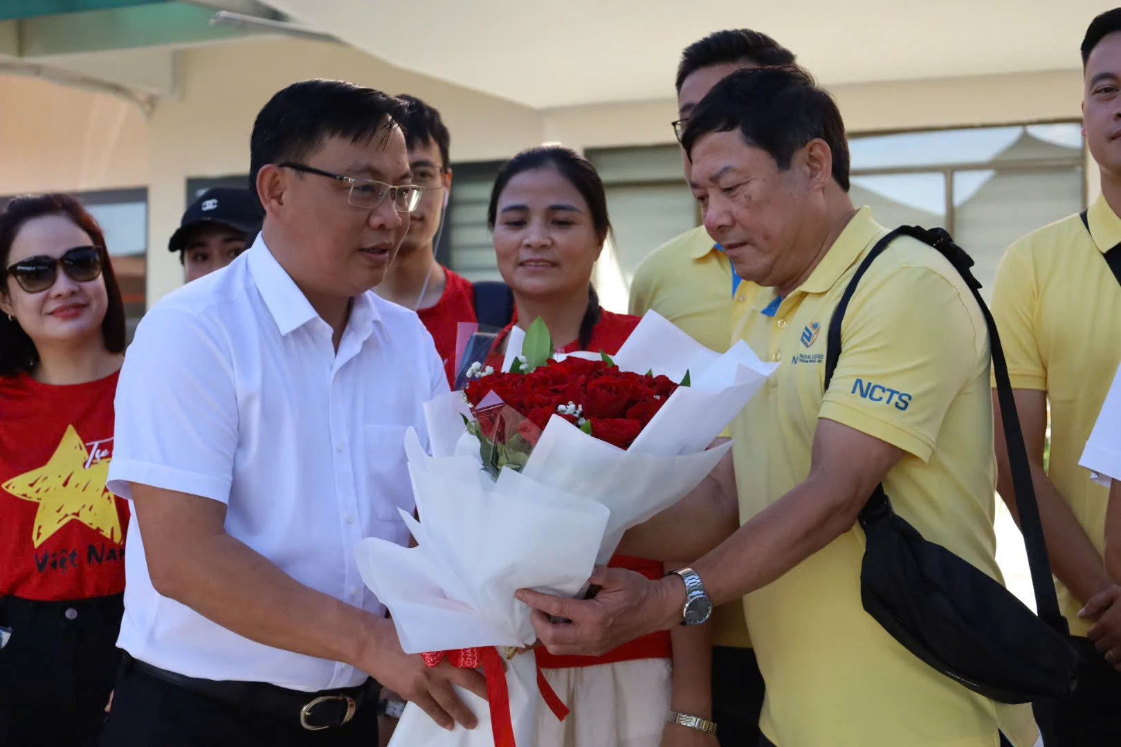 Đại diện Sở Văn hoá, Thể thao và Du lịch tỉnh Quảng Trị đón đoàn khách trên chuyến tàu JQB1.