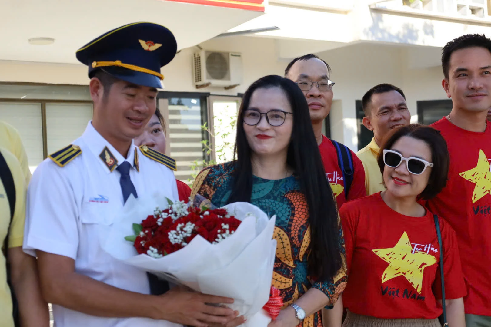 Đại diện Trung tâm Xúc tiến Du lịch tỉnh Quảng Trị tặng hoa chúc mừng du khách trên chuyến tàu JQB1.