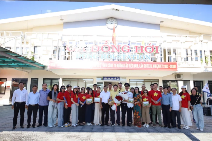 Đón đoàn tàu chất lượng cao JQB1 tuyến Hà Nội - Đồng Hới