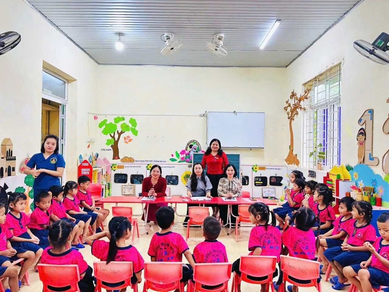 Cô trò Trường mầm non Xy cùng học, cùng chơi - Ảnh: N.T.H