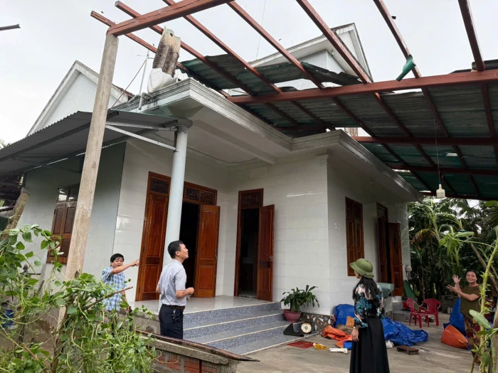 Lốc xoáy làm nhiều nhà dân ở xã Tuyên Phú bị tốc mái
