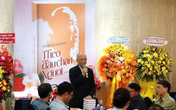 GS.TS - Đại tá Trình Quang Phú, Viện trưởng Viện Nghiên cứu phát triển Phương Đông giao lưu với độc giả tại buổi ra mắt tập truyện ký Theo dấu chân Người.