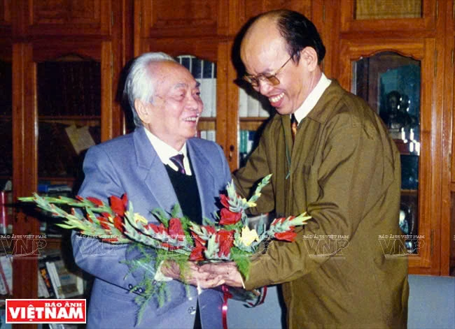 GS.TS Trình Quang Phú chúc mừng Đại tướng Võ Nguyên Giáp nhân ngày thành lập Quân đội nhân dân năm 2004.