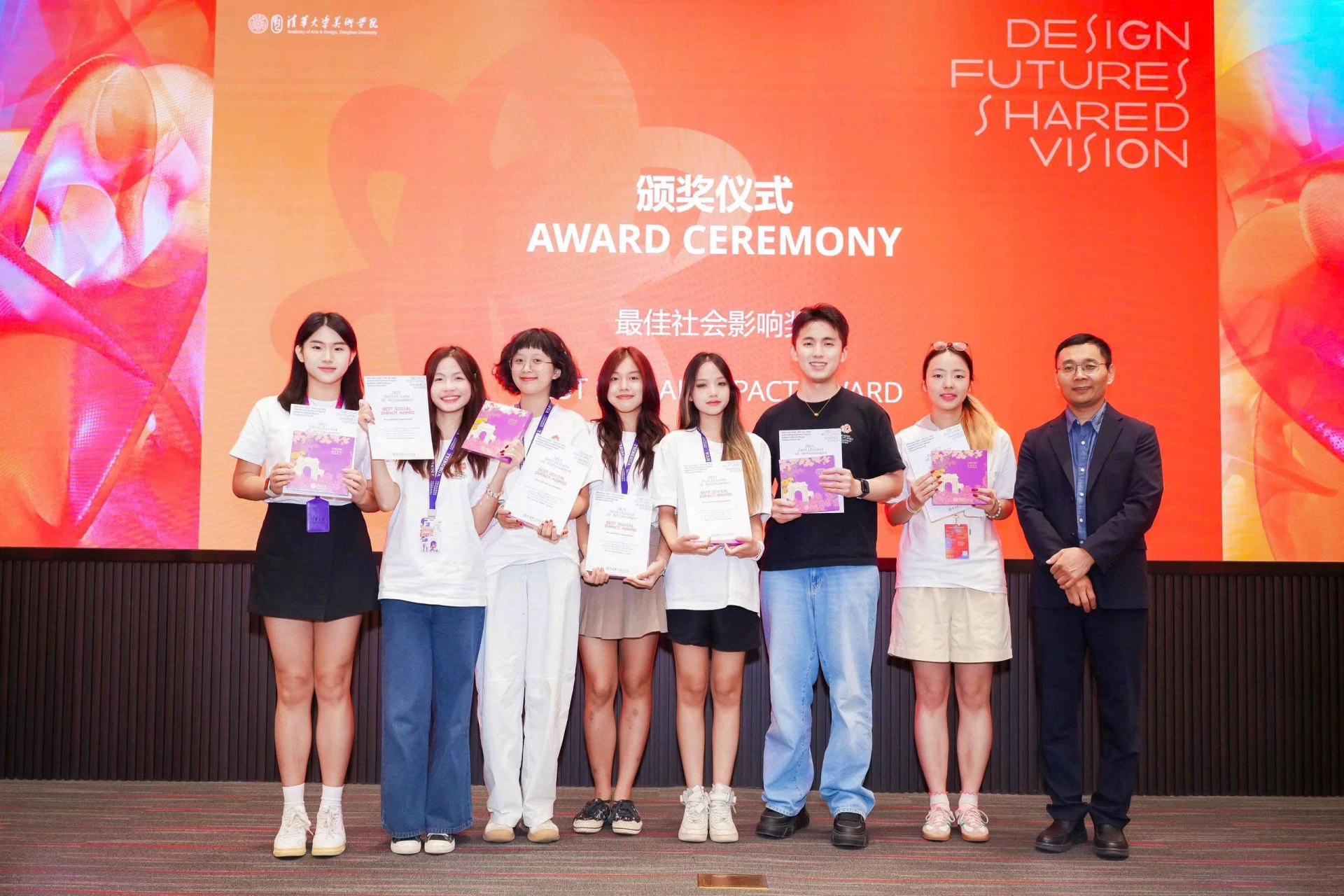 Bảo Khánh (đứng thứ tư, từ phải sang trái) và các bạn nhận giải thưởng Best Social Impact Award, dành cho dự án có tác động xã hội tốt - Ảnh: NVCC 