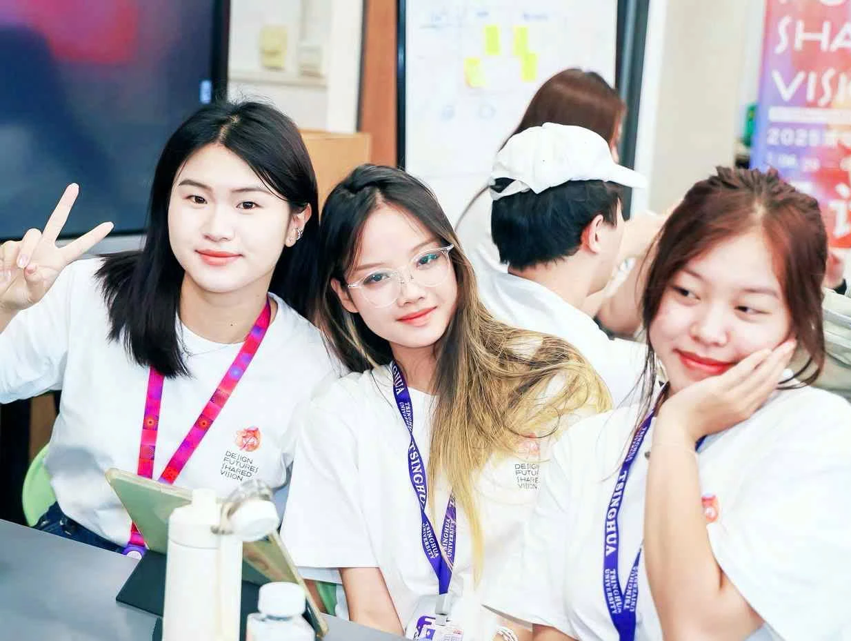 Bảo Khánh (giữa) lưu lại hình ảnh đẹp với các bạn - Ảnh: NVCC