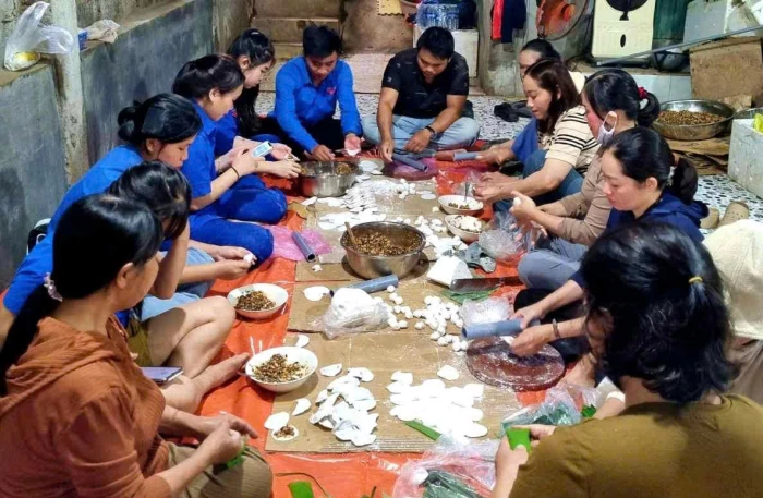 Làm bánh lọc gây quỹ giúp người nghèo
