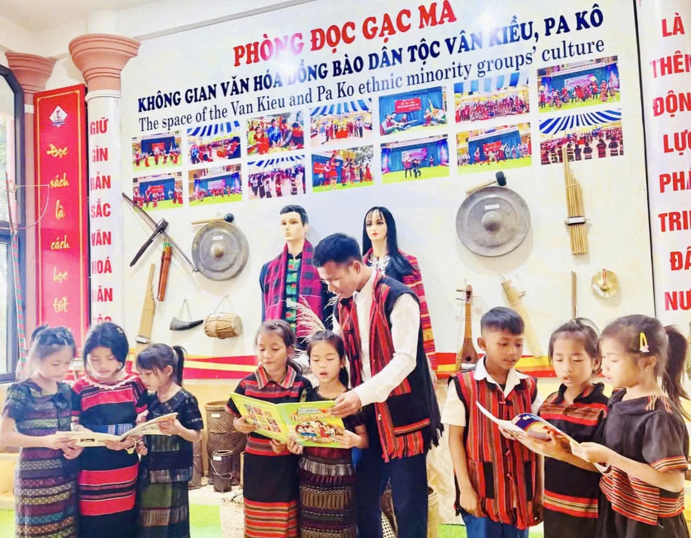 Học sinh Vân Kiều, Pa Kô ở xã Lìa tích cực tham gia phong trào đọc sách - Ảnh: K.S