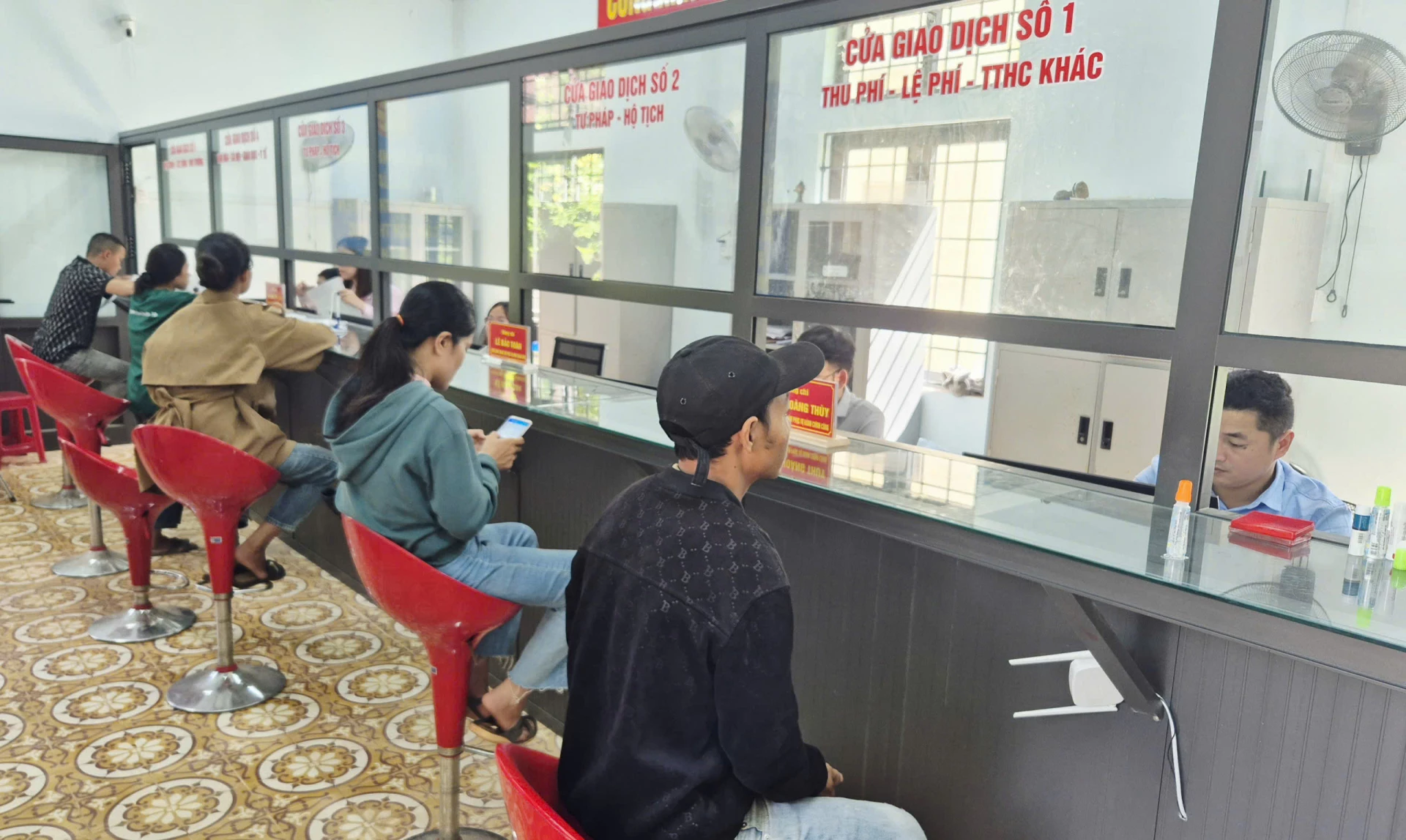 Người dân đến làm thủ tục đến Trung tâm Phục vụ hành chính công xã Lìa - Ảnh: K.S