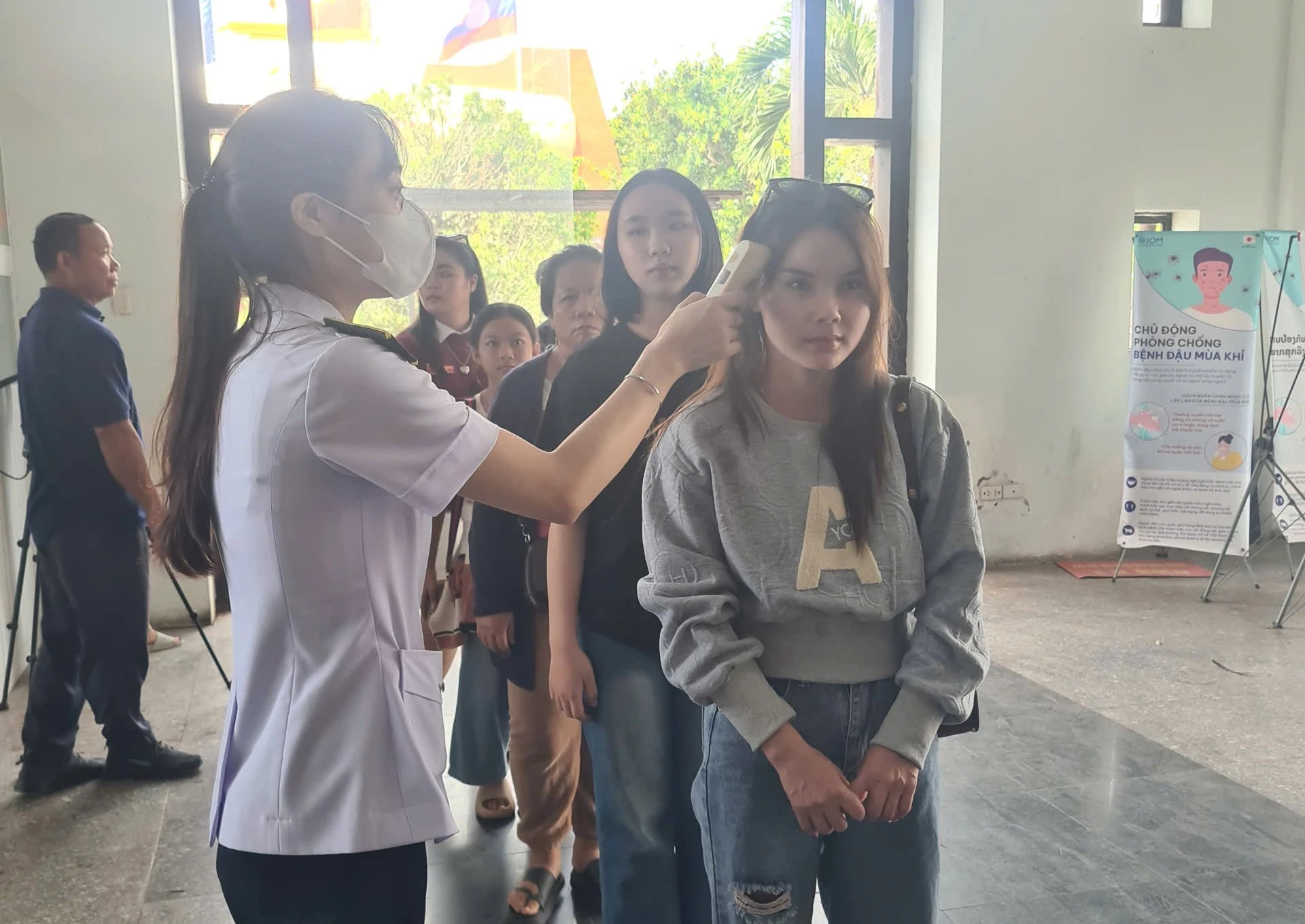 Kiểm tra hành khách nhập cảnh tại cửa khẩu      -Ảnh: Phương Thảo