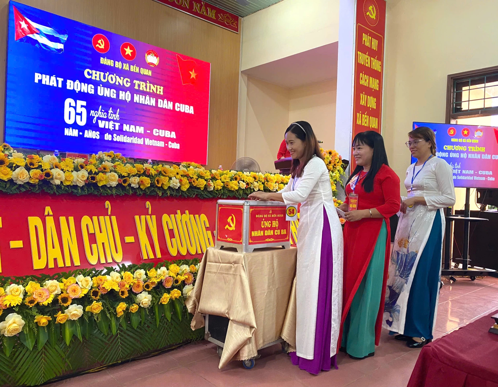 Các đại biểu hưởng ứng Chương trình vận động ủng hộ Nhân dân Cuba - Ảnh: T.Đ  