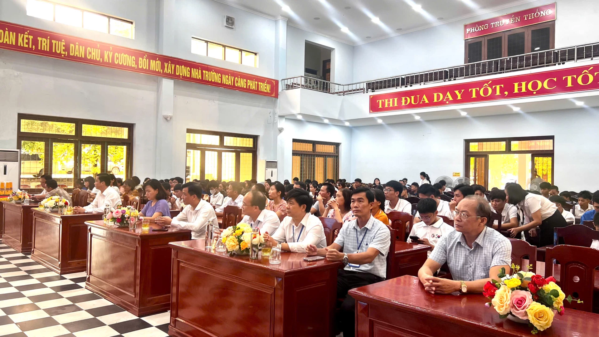 Đại biểu tham dự buổi lễ