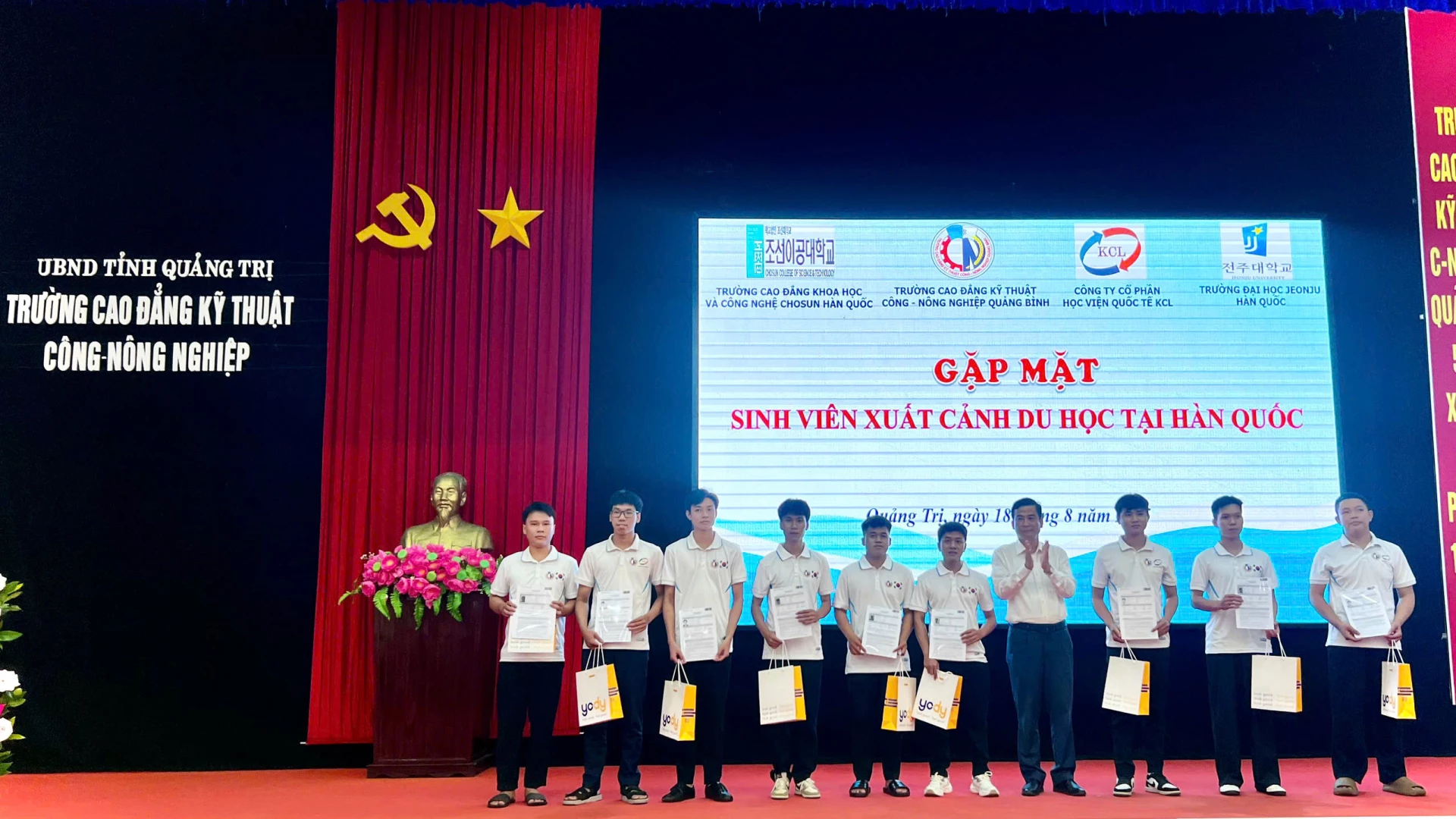 Đại diện nhà trường trao Visa và quà lưu niệm cho các em sinh viên