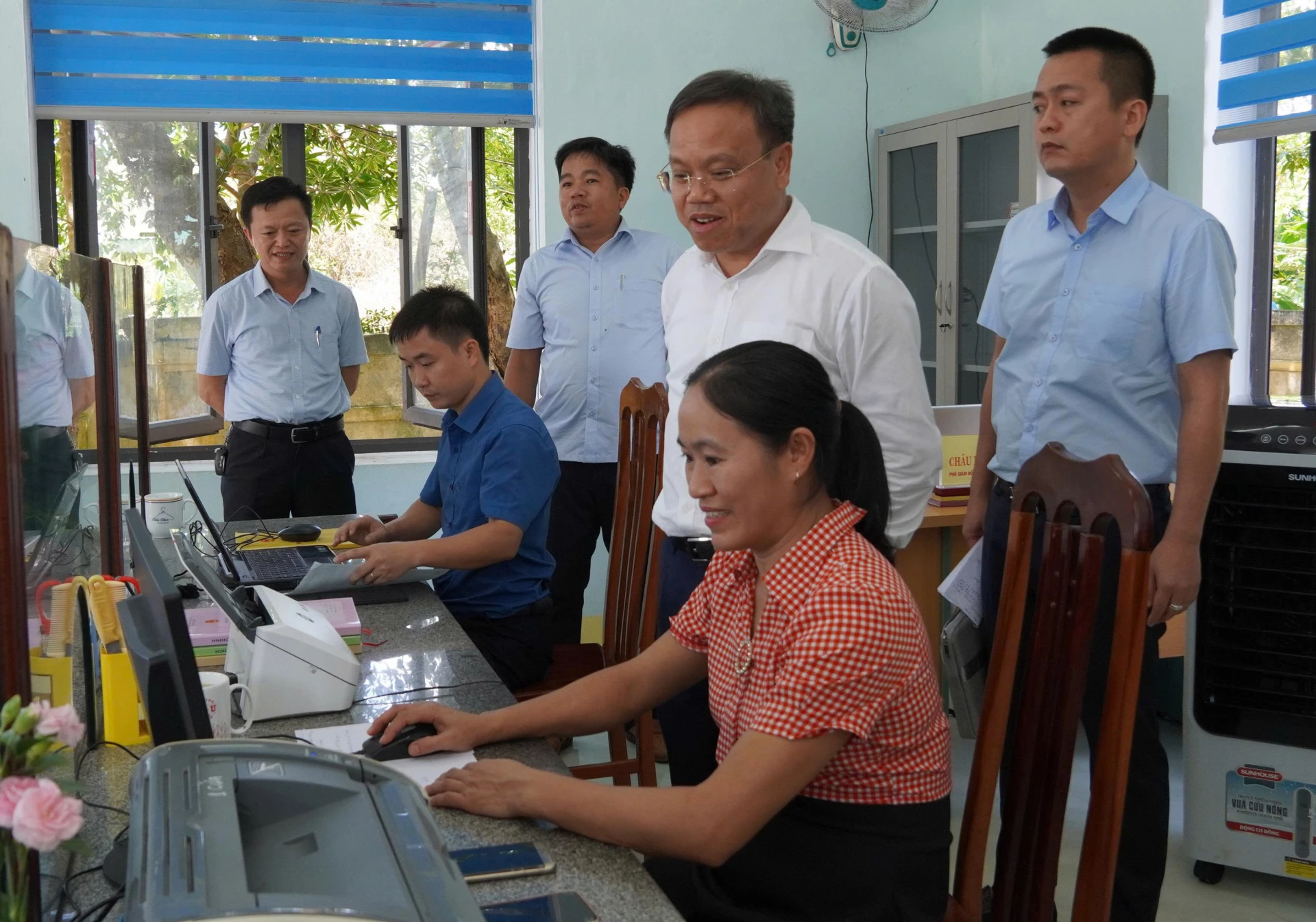 Đại diện lãnh đạo UBND tỉnh Quảng Trị kiểm tra công tác vận hành tại Trung tâm Phục vụ hành chính công xã Kim Ngân - Ảnh: N.H