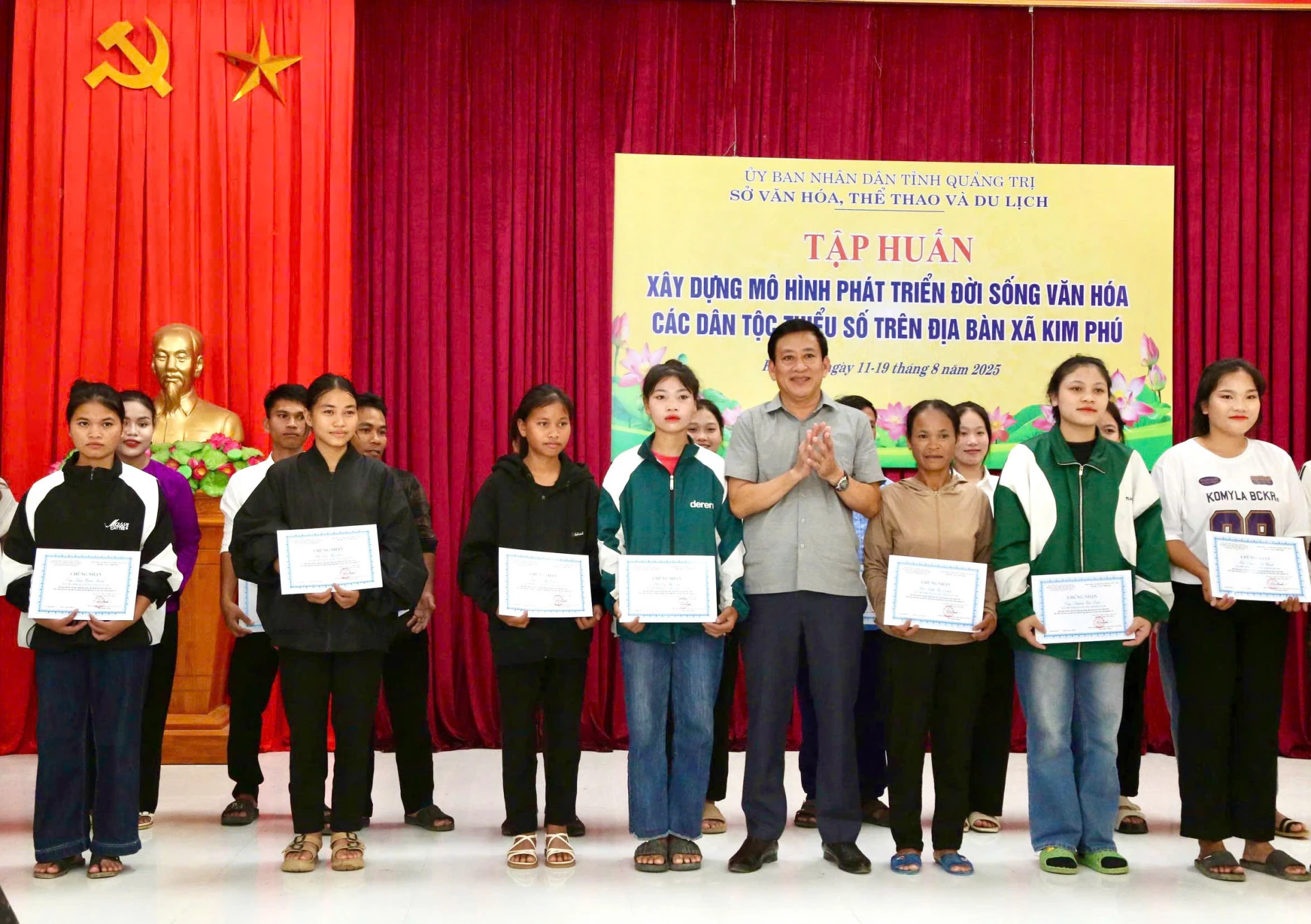 Lãnh đạo xã Kim Phú trao giấy chứng nhận cho các học viên hoàn thành chương trình tập huấn - Ảnh: M.Đ