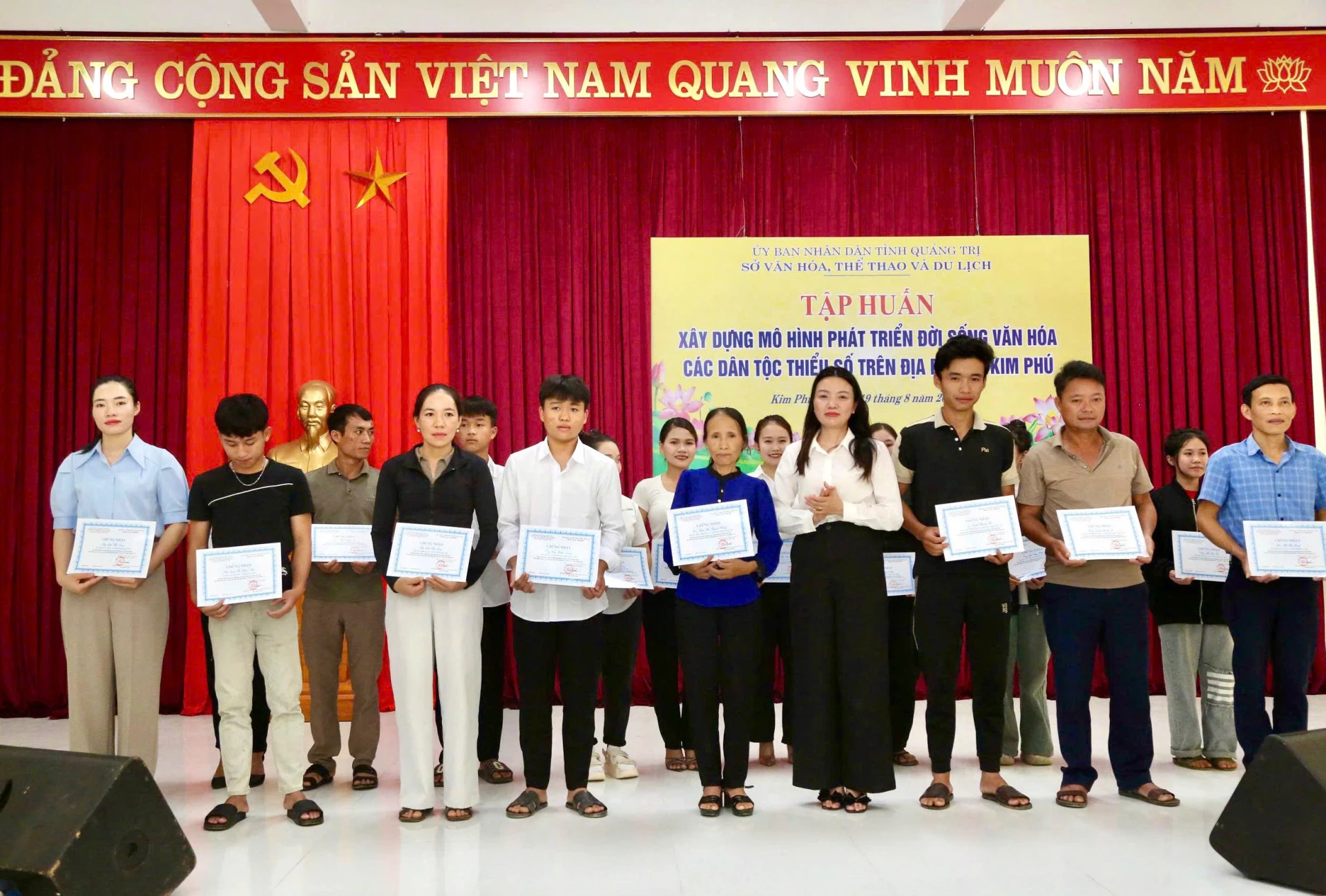Lãnh đạo Sở Văn hóa, Thể thao và Du lịch trao giấy chứng nhận cho các học viên hoàn thành chương trình tập huấn - Ảnh: M.Đ