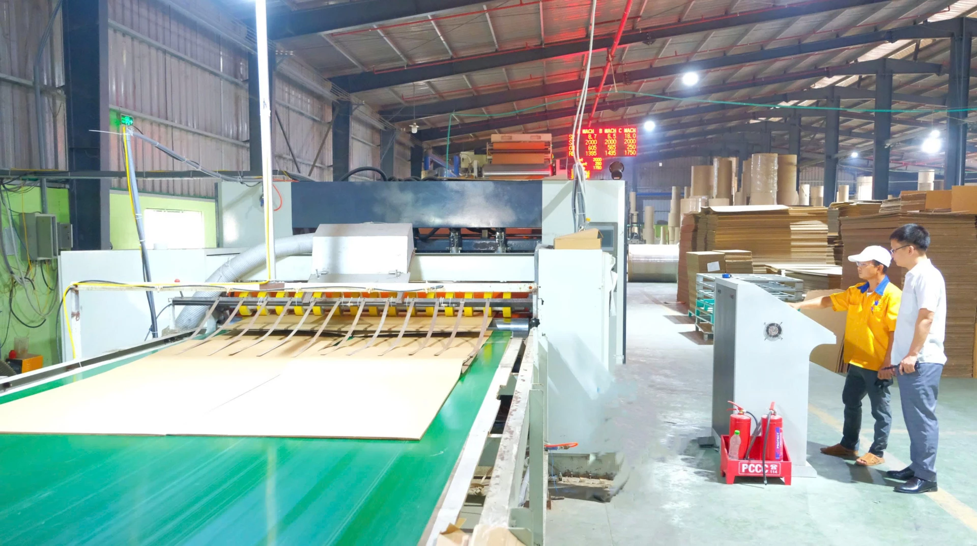 Dây chuyền sản xuất hiện đại tại Công ty Cổ phần Bao bì Carton Quảng Trị, Cụm công nghiệp Hải Lệ - Ảnh: Tr.Tuyền