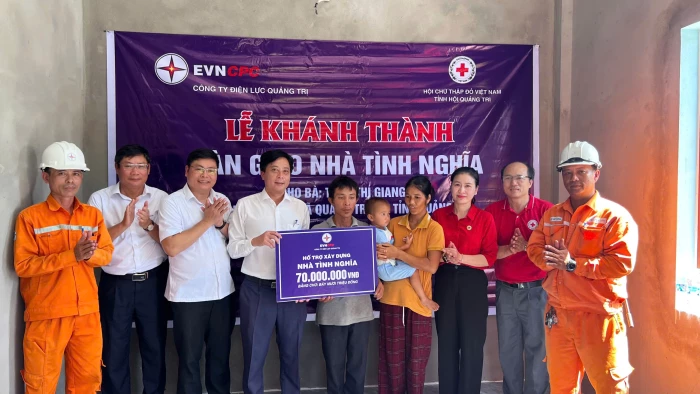 Bàn giao nhà tình nghĩa cho hộ gia đình khó khăn