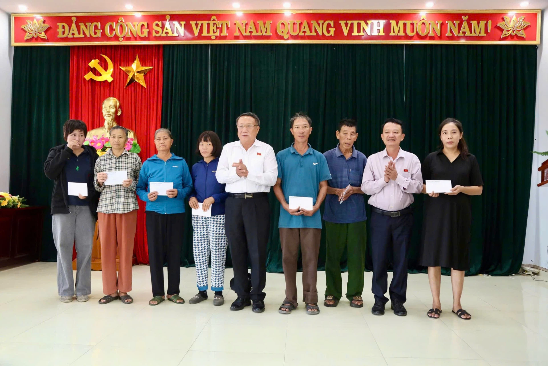 Đoàn đại biểu Quốc hội tỉnh trao quà cho người gặp hoàn cảnh khó khăn - Ảnh: M.Đ