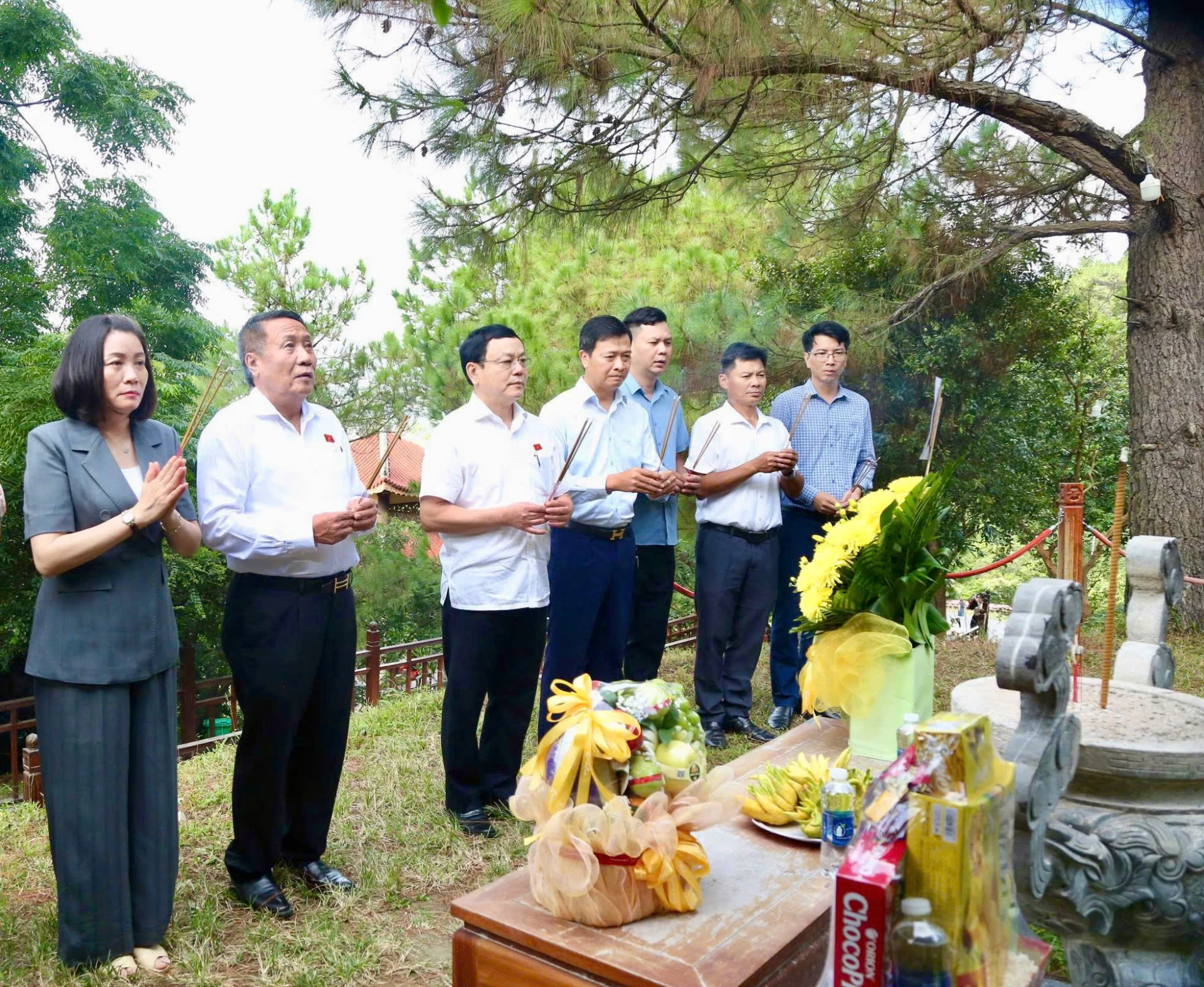 đoàn đại biểu Quốc hội tổ chức dâng hoa, dâng hương và bày tỏ lòng biết ơn sâu sắc trước công lao to lớn của Đại tướng Võ Nguyên Giáp  - Ảnh: M.Đ